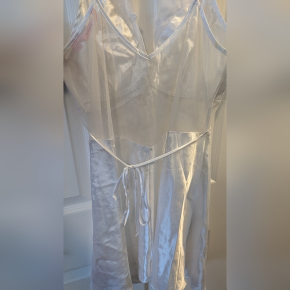 La Vie En Rose | White Satin Chemise - Picture 6 of 6